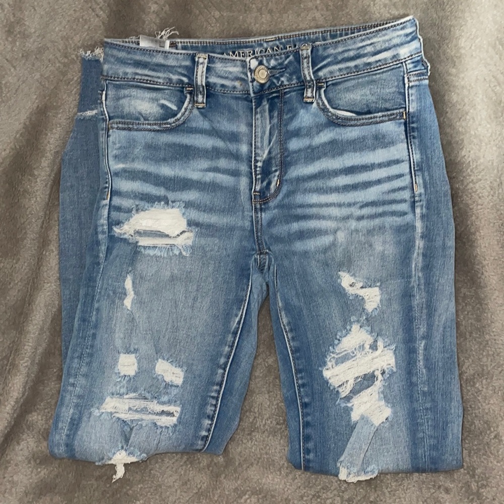 AMERICAN EAGLE size 4 distressed jeans